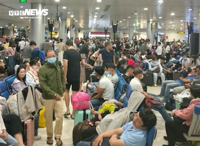 Sân bay Tân Sơn Nhất chật kín người, hành khách mệt mỏi vì chờ đợi