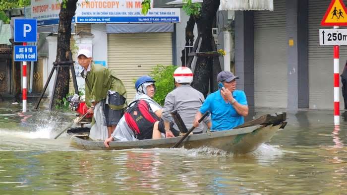 Nguyên nhân xảy ra đợt mưa lũ làm 5 người chết và mất tích ở miền Trung