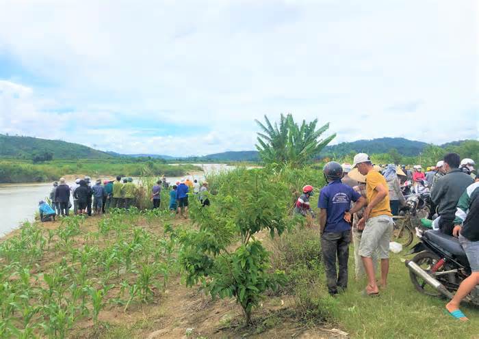 Đưa nhau qua sông, hai người đàn ông mất tích