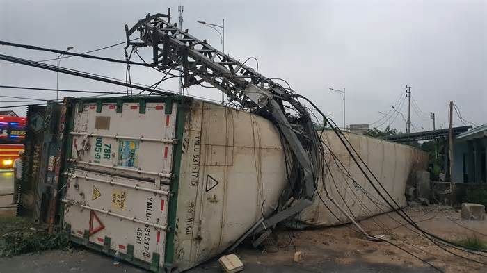 Container húc đổ cột điện, hàng rào nhà dân khi rời cao tốc Cam Lộ - La Sơn
