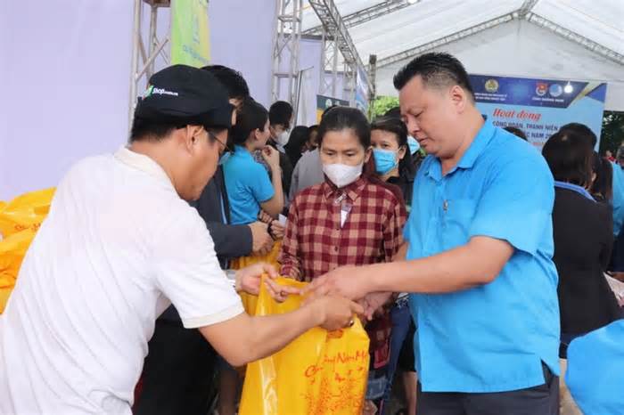 Quảng Nam trao 500 suất quà cho công nhân bị giảm giờ làm trong năm 2023
