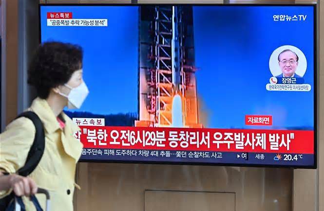Hàn Quốc trục vớt mảnh vỡ từ vụ phóng vệ tinh của Triều Tiên