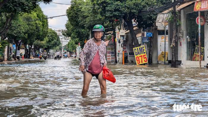 Mưa cả đêm, đến chiều hôm sau đường Bà Triệu ở huyện Hóc Môn vẫn còn ngập