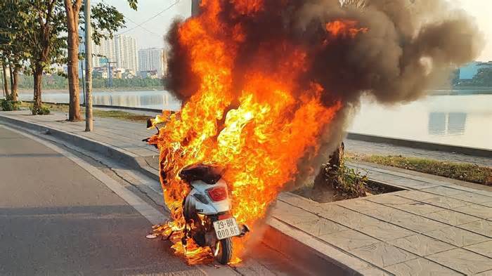 Xe máy bốc cháy ngùn ngụt trên đường ở Hà Nội