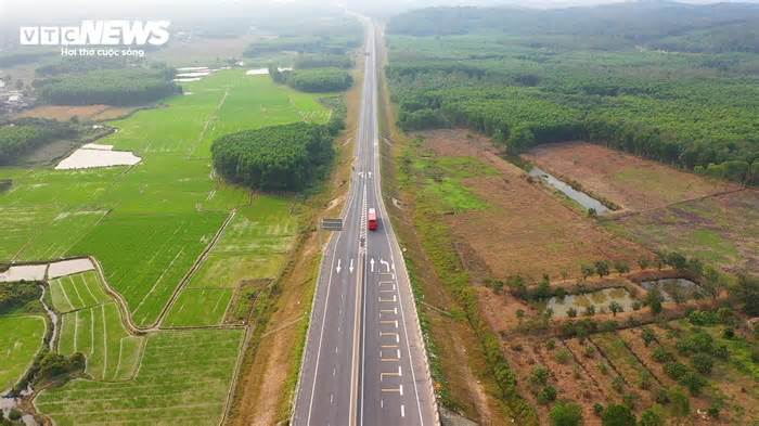 Ô tô vẫn 'đùa giỡn' với tử thần trên cao tốc Cam Lộ-La Sơn sau tai nạn thảm khốc