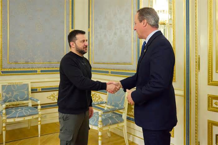 Ông Cameron thăm Ukraine sau khi nhậm chức Ngoại trưởng Anh