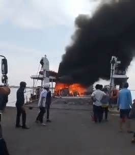 Thanh niên đổ xăng đốt xe trên phà khiến hàng loạt xe máy cháy rụi