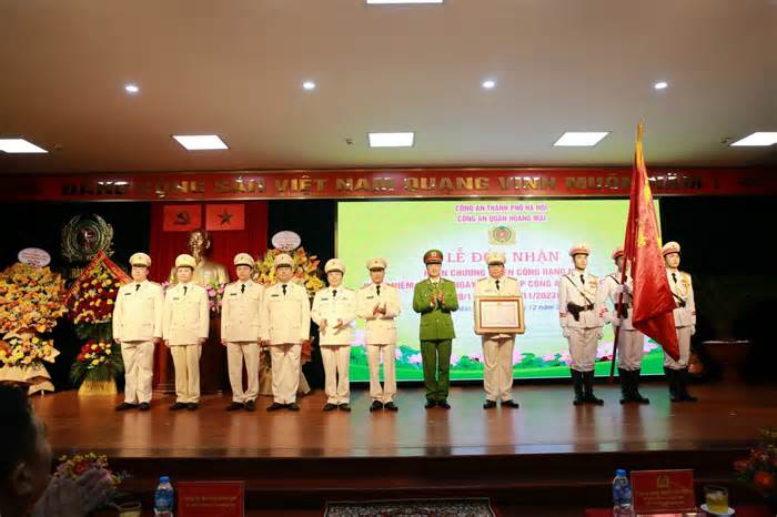 Công an quận Hoàng Mai đón nhận Huân chương Chiến công Hạng Nhì