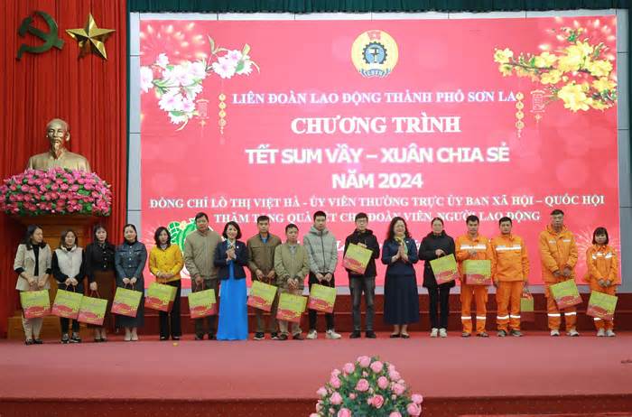 Ủy ban Xã hội của Quốc hội tặng quà Tết cho người lao động ở Sơn La