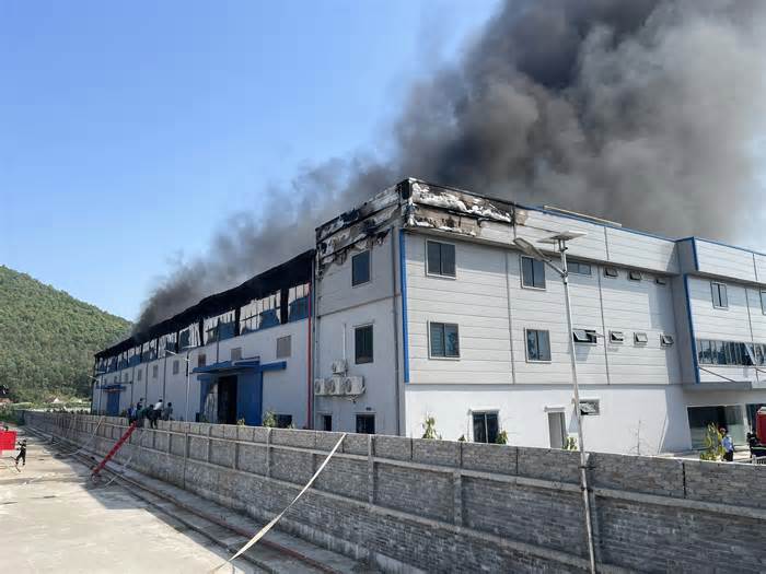Khói lửa dữ dội bao trùm khu công nghiệp ở Nghệ An