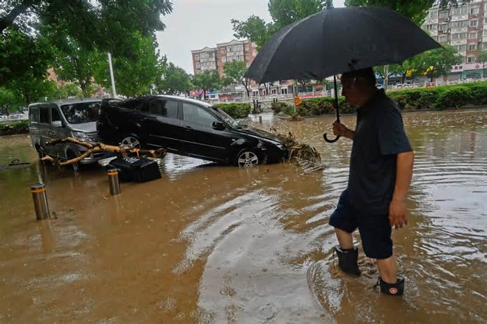 Đường phố Bắc Kinh như sông suối, 2 người thiệt mạng sau trận mưa lớn dài tới 40 giờ