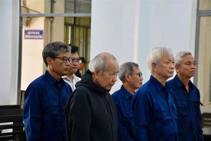 Cựu chủ tịch tỉnh Khánh Hòa Nguyễn Chiến Thắng và cấp dưới lại hầu tòa