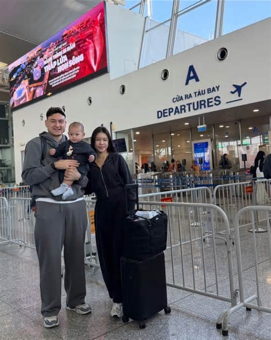 Vợ chồng Đặng Văn Lâm đưa con trai sang Nga thăm nhà nội