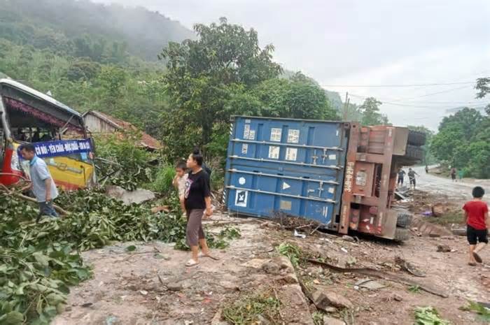 Sau va chạm với xe đầu kéo khi đang đỗ ven đường, xe buýt nát bét