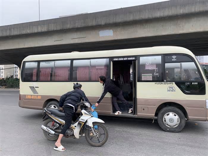 Hà Nội: Tái diễn tình trạng xe khách dừng đỗ, bắt khách trên đường Phạm Hùng