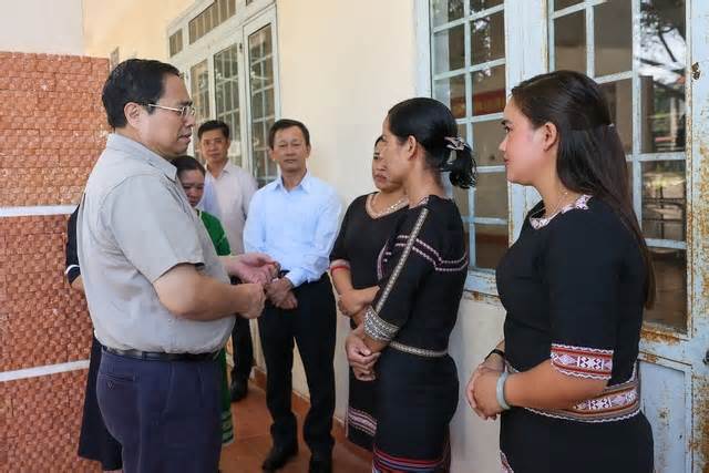 Thủ tướng yêu cầu Kon Tum cơ cấu lại đội ngũ giáo viên, không để thiếu sách