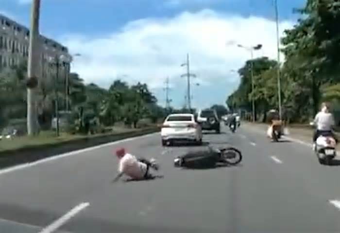 Công an Hà Nội truy tìm tài xế ôtô nghi cố ý chèn xe máy ngã ra đường