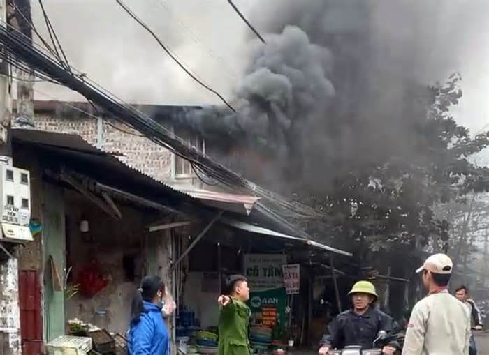 Cháy cửa hàng trong ngõ ở quận Nam Từ Liêm, khói đen bốc cuồn cuộn