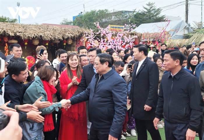Thủ tướng tặng quà gia đình chính sách, công nhân, người lao động tại Thanh Hóa
