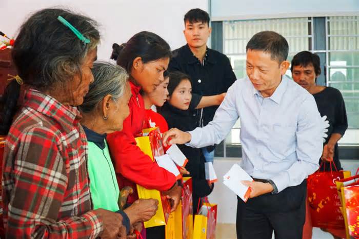 Báo Tuổi Trẻ và Quỹ Thiện Tâm tặng 550 phần quà Tết cho người nghèo khó Khánh Hòa