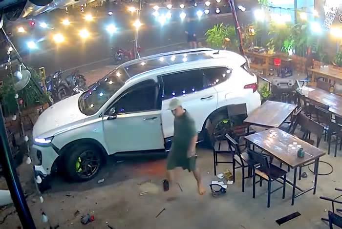 Đối tượng đi ô tô rú ga ầm ĩ, quay xe lao vào quán nhậu tông chết một phụ nữ
