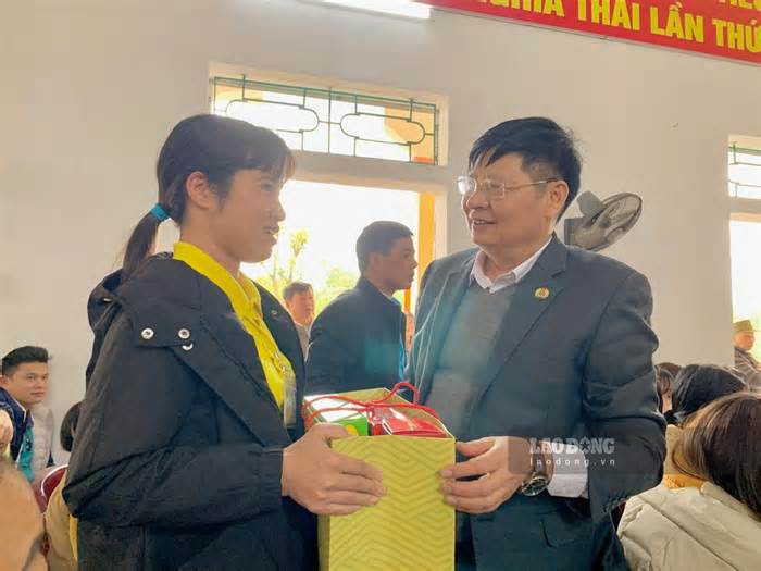 Quà Tết trao tay cho công nhân, lao động ở Nam Định