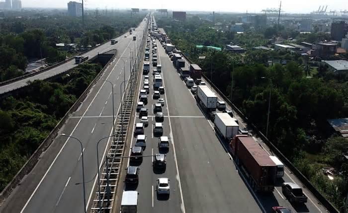 Cao tốc TP HCM - Long Thành ùn tắc 10 km vì xe container chết máy