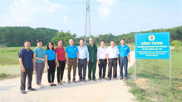 Công đoàn Tuyên Quang góp sức làm đường bêtông nông thôn