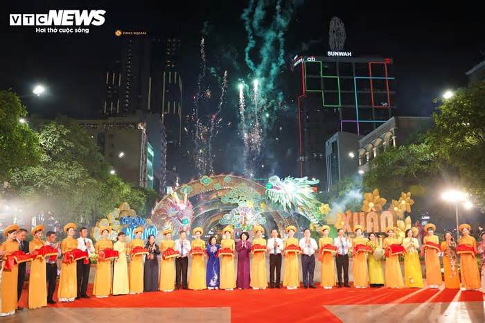 'Đôi rồng chầu sen' rực rỡ lên đèn trong đêm khai mạc đường hoa Nguyễn Huệ