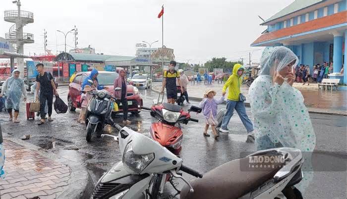 Khách đi Phú Quốc ngậm ngùi ra về, khách đi Hòn Sơn mặc áo mưa lên tàu