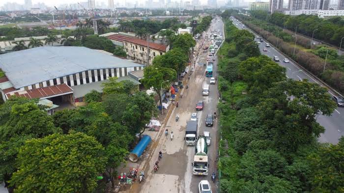 'Lô cốt' thi công gây mất an toàn, ùn tắc trên đại lộ Thăng Long