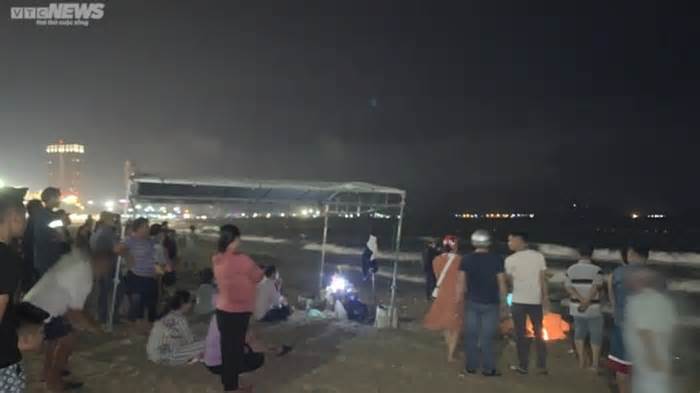 Trắng đêm tìm nam thanh niên bị sóng cuốn mất tích khi tắm biển ở Bình Định
