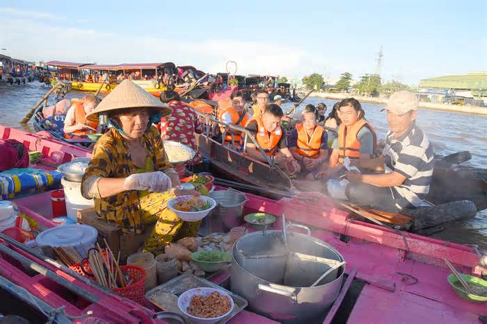 Cần Thơ lần đầu tổ chức chợ hoa Xuân tại chợ nổi Cái Răng