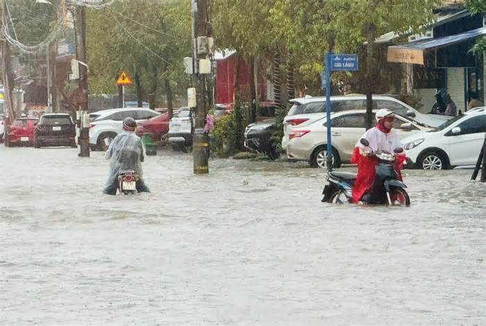 Quảng Bình lại xảy ra ngập lụt, chia cắt do mưa lớn