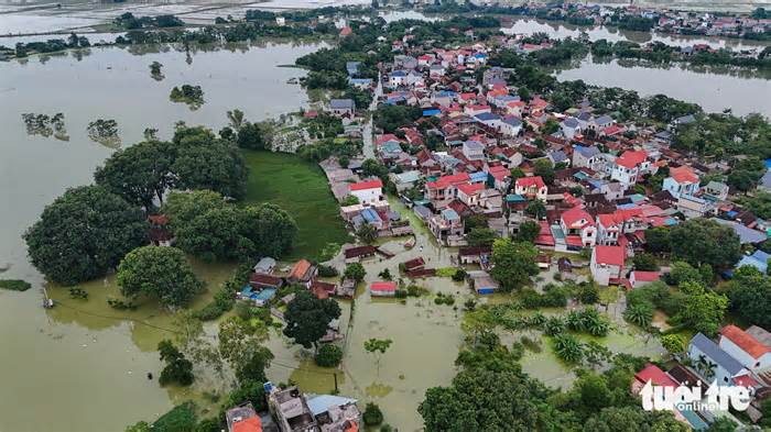 Ngoại thành Hà Nội vẫn ngập sâu trong biển nước, nhiều đường ngập 2 mét