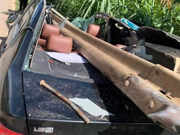 Sơn La: Ô tô đâm vào hộ lan trên quốc lộ, 3 người bị thương