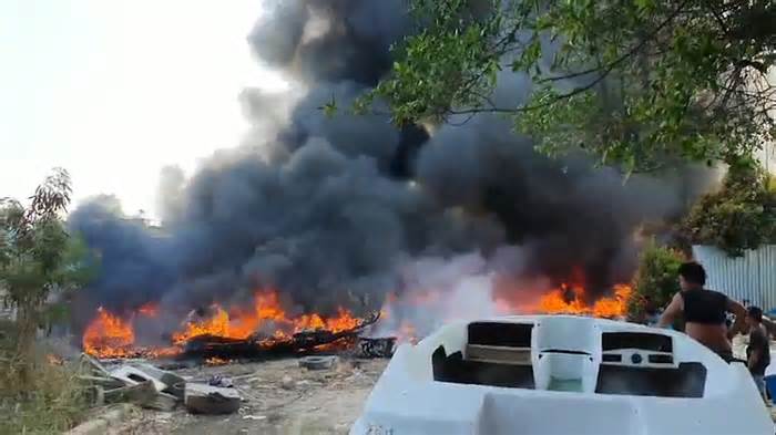 Cháy bãi chứa ca nô ven sông Sài Gòn, nhiều tàu thuyền bị thiêu rụi