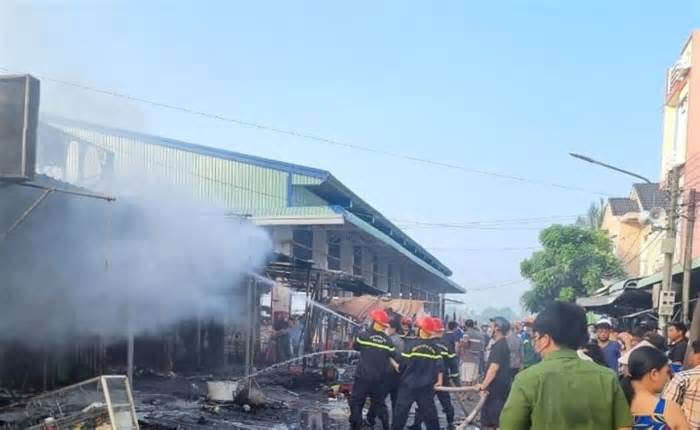 Cháy chợ Bình Thành ở Đồng Tháp, nhiều kiốt bị thiêu rụi