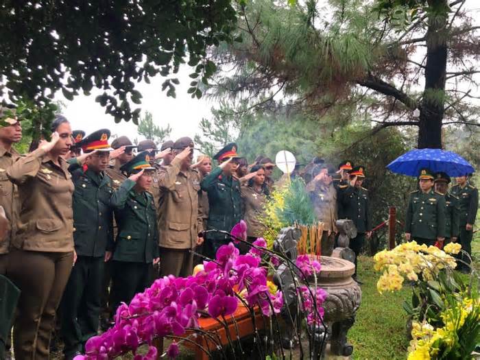 Đoàn sĩ quan trẻ quân đội Cuba viếng mộ Đại tướng Võ Nguyên Giáp