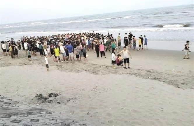 Quảng Bình: Hai thanh niên bị đuối nước tử vong khi đi tắm biển
