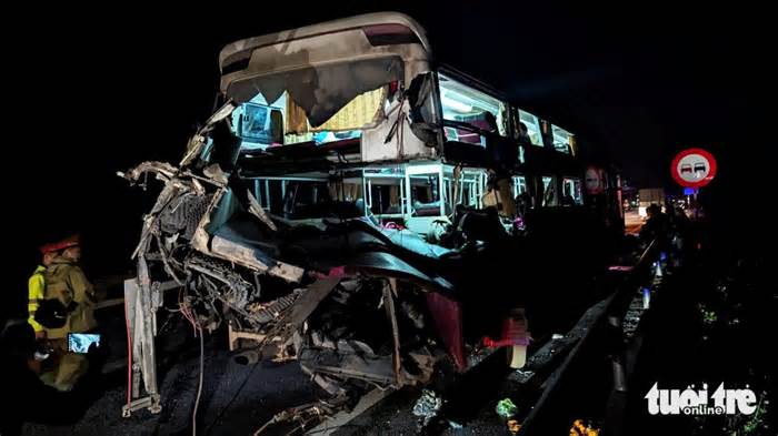 Bắt tạm giam 2 tài xế gây tai nạn chết người trên cao tốc Cam Lộ - La Sơn