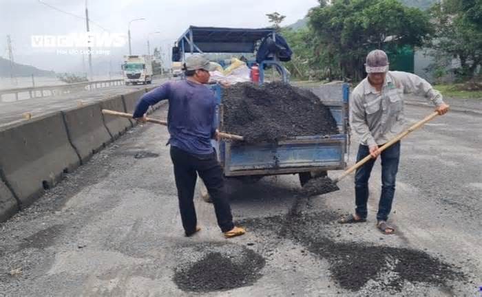 Sửa chữa quốc lộ 1 qua Phú Yên gặp khó do mưa lớn