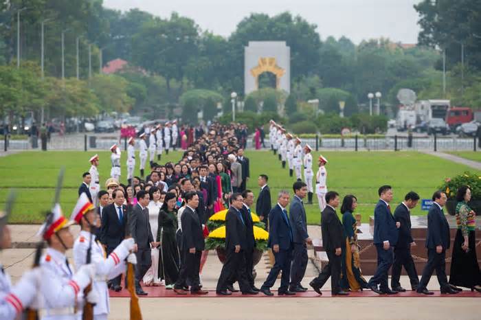 Lãnh đạo Đảng, Nhà nước, đại biểu Quốc hội viếng Chủ tịch Hồ Chí Minh