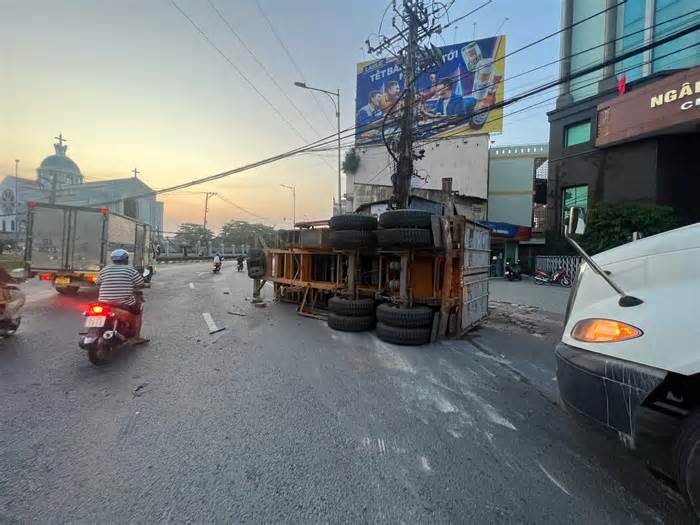 Thùng container văng xuống đường khi xe đầu kéo 'ôm cua' vòng xoay Trung Lương