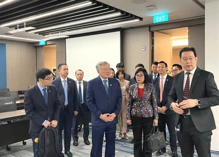 Thúc đẩy hợp tác trong lĩnh vực trung tâm tài chính với Singapore