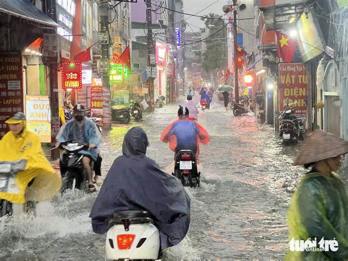 Mưa lớn, nhiều đường phố Hà Nội ngập lút bánh xe