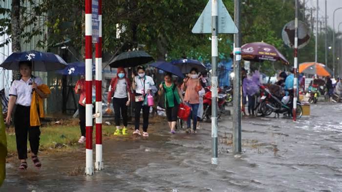 Công nhân Hậu Giang lội nước bì bõm giờ tan tầm