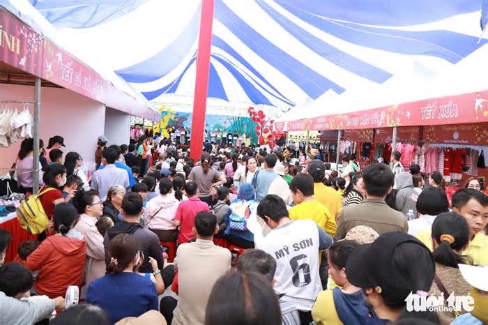 Những em bé đón Tết từ xe lăn ở phiên chợ 0 đồng