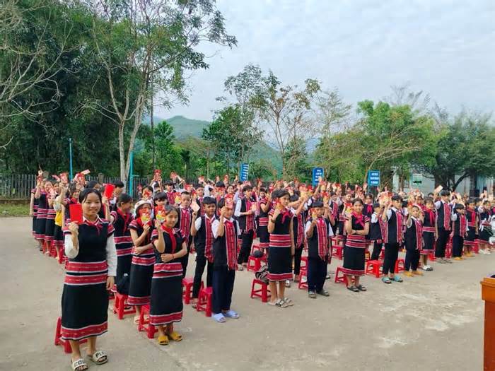 Hơn 9.900 học sinh Quảng Nam nhận món quà đặc biệt trong ngày đầu năm mới