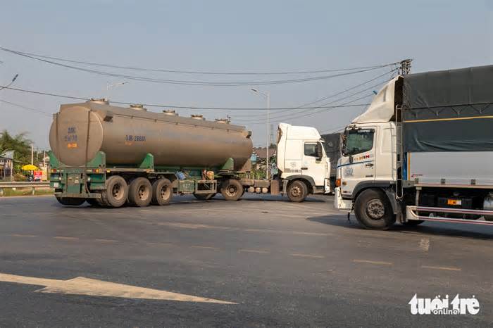 Ngày đầu cấm xe tải nặng trên cao tốc Cam Lộ - La Sơn: Xe quay đầu, xe vẫn lưu thông